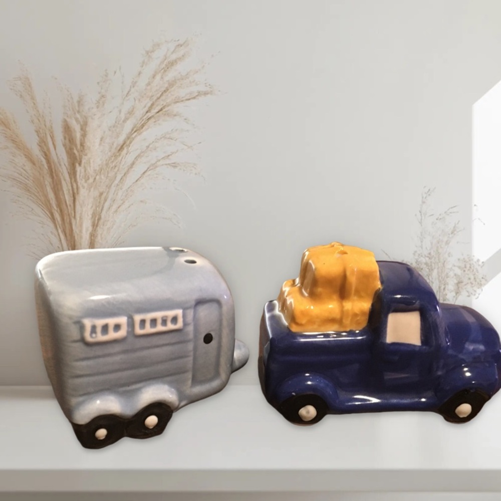 Cracker Barrel Truck w trailer Salt and pepper shakers